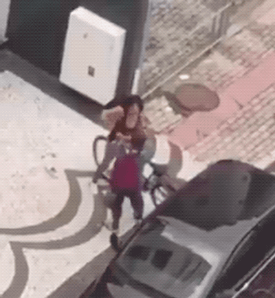 Não dá pra cravar nada, mas podemos ver ela "travando" a saída dele com a bicicleta ao ficar posicionada em cima da roda da frente.
