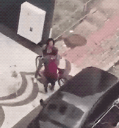 Seria um assalto? Uma discussão de casal? Não dá pra definir bem, mas dá pra ver que os ânimos estão exaltados.