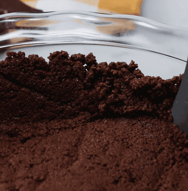 Convierta las galletas horneadas en una masa para pasteles con un poco de mantequilla. Convierta las galletas horneadas en una masa para pasteles con un poco de mantequilla.