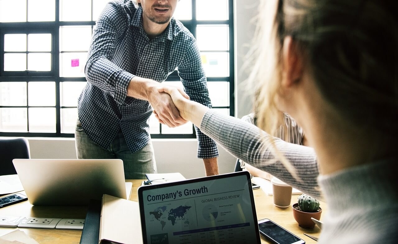 En marzo, WeedMD (TSXV: WMD) llegó a un acuerdo con Blockstrain Technology Corporation. Esta asociación estratégica le permite a los primeros integrar a la perfección la tecnología blockchain en su ecosistema. WeedMD se enfoca en el cultivo de varias variedades de cannabis. Es un trabajo difícil, por lo que ahora buscan seguir los genes del cannabis con la tecnología blockchain. En un reciente comunicado de prensa, WeedMD dijo que su aventura en blockchain les permitirá desarrollar nuevas variedades de cannabis también. Además de ayudar en la creación de nuevas variedades de cannabis, la tecnología blockchain también se utilizará como una forma de proteger WeedMD's amplia selección de marihuana. Una de las grandes propiedades de blockchain es que los activos no pueden ser manipulados por personas que no tienen ninguna autoridad.