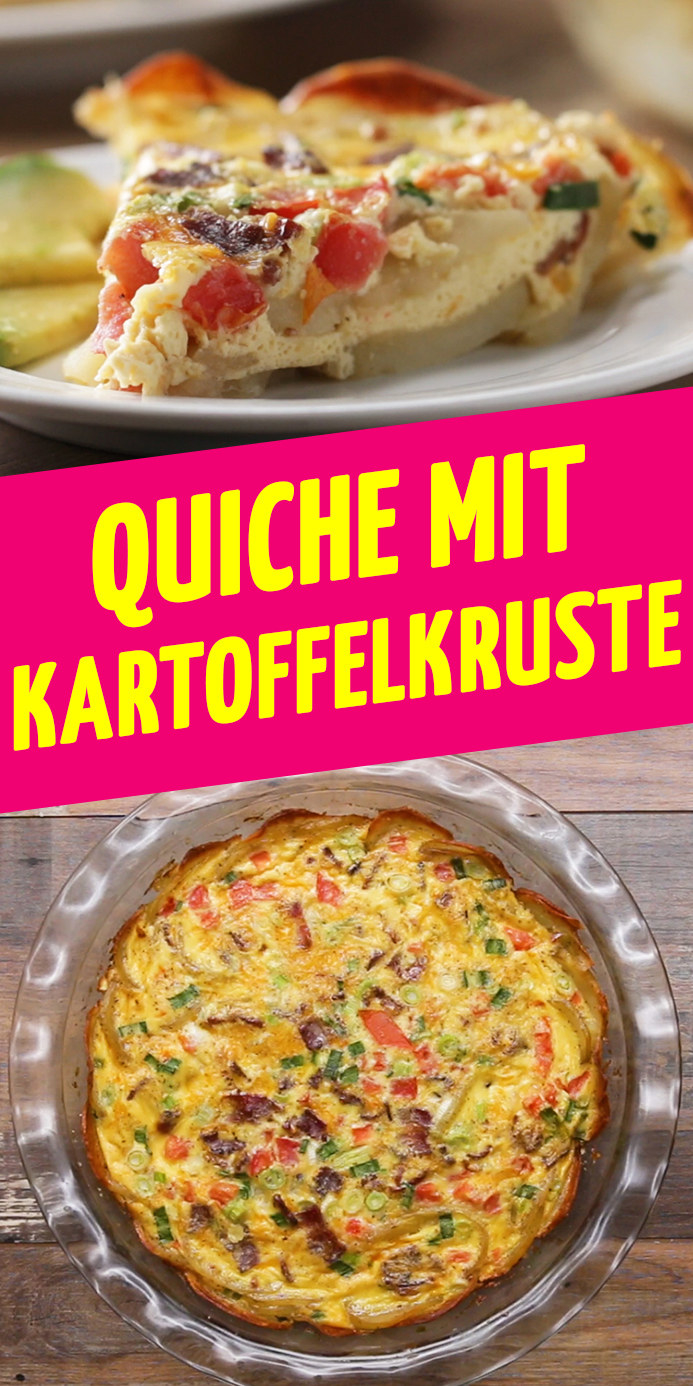 5 PortionenZUTATEN455 g festkochende Kartoffeln, in Scheiben geschnitten3 Esslöffel Olivenöl2 Teelöffel Salz, aufgeteilt1/2 Teelöffel Pfeffer, aufgeteilt1 Esslöffel geriebener Parmesan5 Eier235 ml Milch1 Tomate, gewürfelt35 g Frühlingszwiebeln, in Scheiben geschnitten110 g Speck, gekocht und kleingeschnitten50 g zerkleinerter Cheddar1 Teelöffel Knoblauchpulver