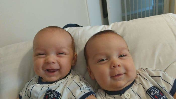 生まれた後ピッタリくっつく双子の赤ちゃんがかわいすぎて かわいい 以外の言葉がでない