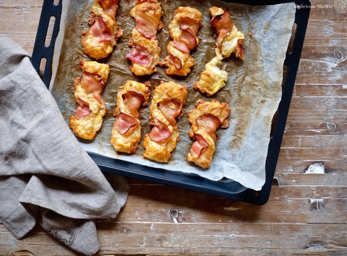 En esta página somos muy de bacon y muy de queso, pero como creemos que lanzárselo a tus invitados es poco elegante, te proponemos seguir esta receta y servirlos sobre hojaldre.