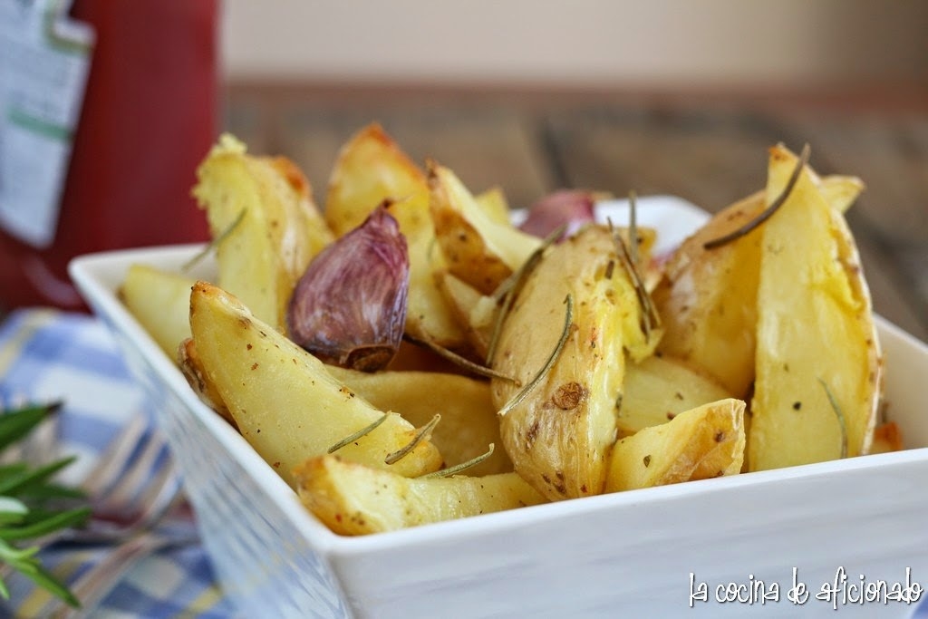 Porque nadie se puede resistir a un plato de patatas, y esta receta de patatas al romero te hará parecer un chef nacido en el Mediterráneo y criado entre olivos.