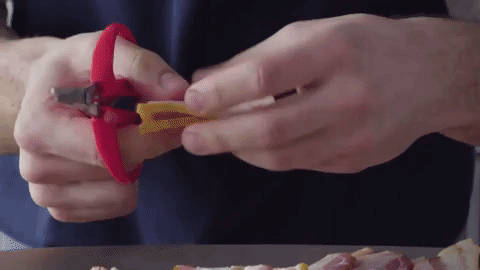 Küchenscheren sind ideal für einfache, einmalige Aufgaben wie das Schneiden von Speck, das Hacken von Kräutern oder das Schneiden von Tomaten direkt in der Dose. Manchmal brauchst du weder ein Schneidebrett noch ein Messer, und mit einer Schere sparst du Zeit. Mehr darüber, was du mit einer Küchenschere machen kannst, erfährst du hier.