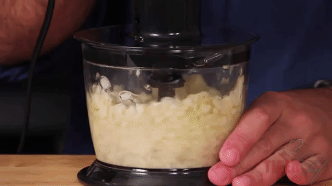 Du wirst kaum einen Beikoch sehen, der einen Haufen Knoblauch per Hand hackt – weil es einfach unpraktisch ist. Stattdessen verwendet ein Beikoch seine Geräte (wie z. B. Küchenmaschinen oder Mixer), um diese Aufgaben rascher zu erledigen. Um beispielsweise Knoblauch zu hacken, werfen viele Vorbereitungsköche diesen einfach in eine Küchenmaschine, und schon geht es los. Die meisten Küchenmaschinen gibt es mit mehreren Aufsätzen für diverse Aufgaben, etwa zum Zerkleinern oder zum Schneiden. Schau dir also die Geräte an, die du so hast, damit du deine Zeit nicht mit Dingen vergeudest, die deine Maschine viel schneller erledigen kann. Was Küchenmaschinen alles können, erfährst du hier.