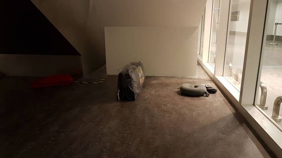 誰も私を助けてくれない 空港で2か月間も暮らす男性がいる