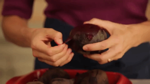 Etliche Obst- und Gemüsesorten lassen sich sogar leichter schälen, nachdem du sie gekocht hast. Rüben, Pfirsiche und blanchierte Perlzwiebeln sind nur einige Produkte, die auch nach dem Kochen geschält werden können. Das erspart dir während der ersten Etappen des Kochens Zeit und Aufwand.
