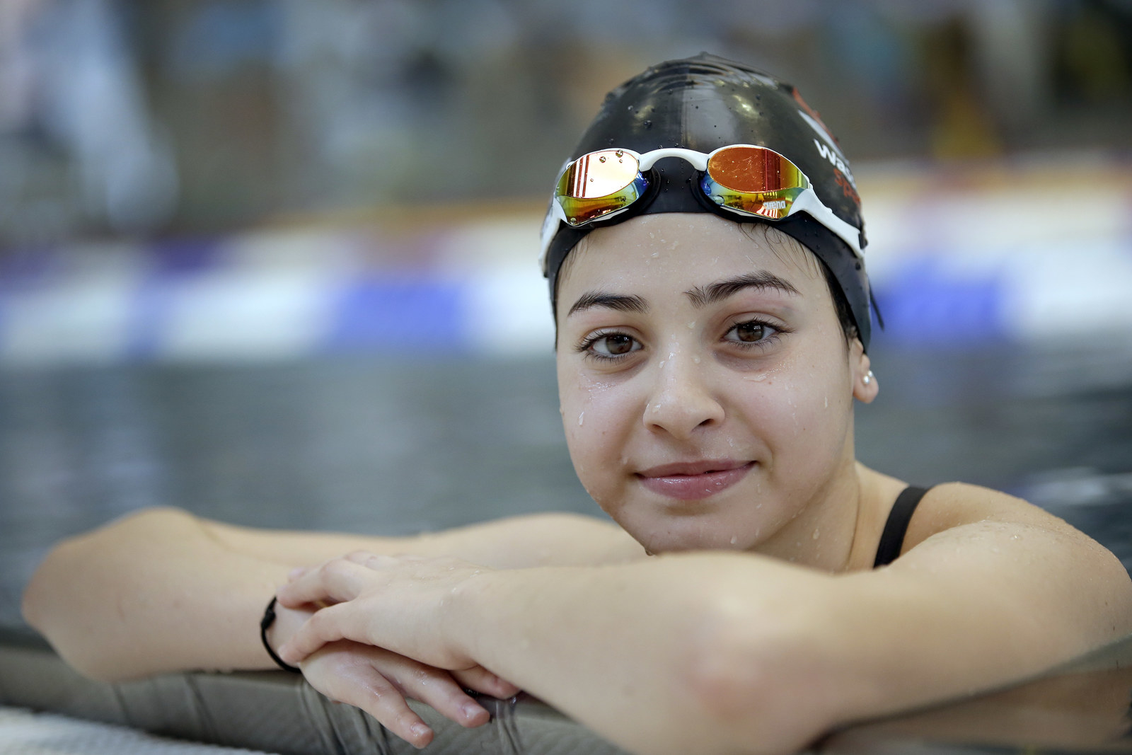 Mit 17 Jahren flüchtete die Schwimmerin 2015 vor dem Krieg in Syrien. Sie saß in einem der vielen überfüllten Schlauchboote, die sich von der Türkei nach Griechenland aufmachten. Als dieses mitten auf See zu kentern drohte, sprang sie mit ihrer Schwester ins Wasser und zog es bis an die Ufer der Insel Lesbos. Ihre Familie fand Zuflucht in Berlin, wo Yusra Mardini ihr Schwimmtraining fortsetzen konnte. Sie nahm schließlich als Mitglied einer Mannschaft von Geflüchteten an den Olympischen Spielen in Rio de Janeiro teil. Ihr nächstes Ziel sind die Olympischen Sommerspiele 2020.