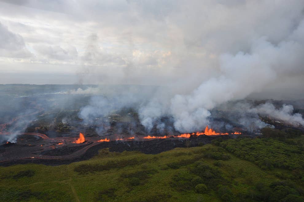 Incredible Photos Show Rivers Of Lava Flowing Through Neighborhoods In Hawaii Incredible Photos Show Rivers Of Lava Flowing Through Neighborhoods In Hawaii