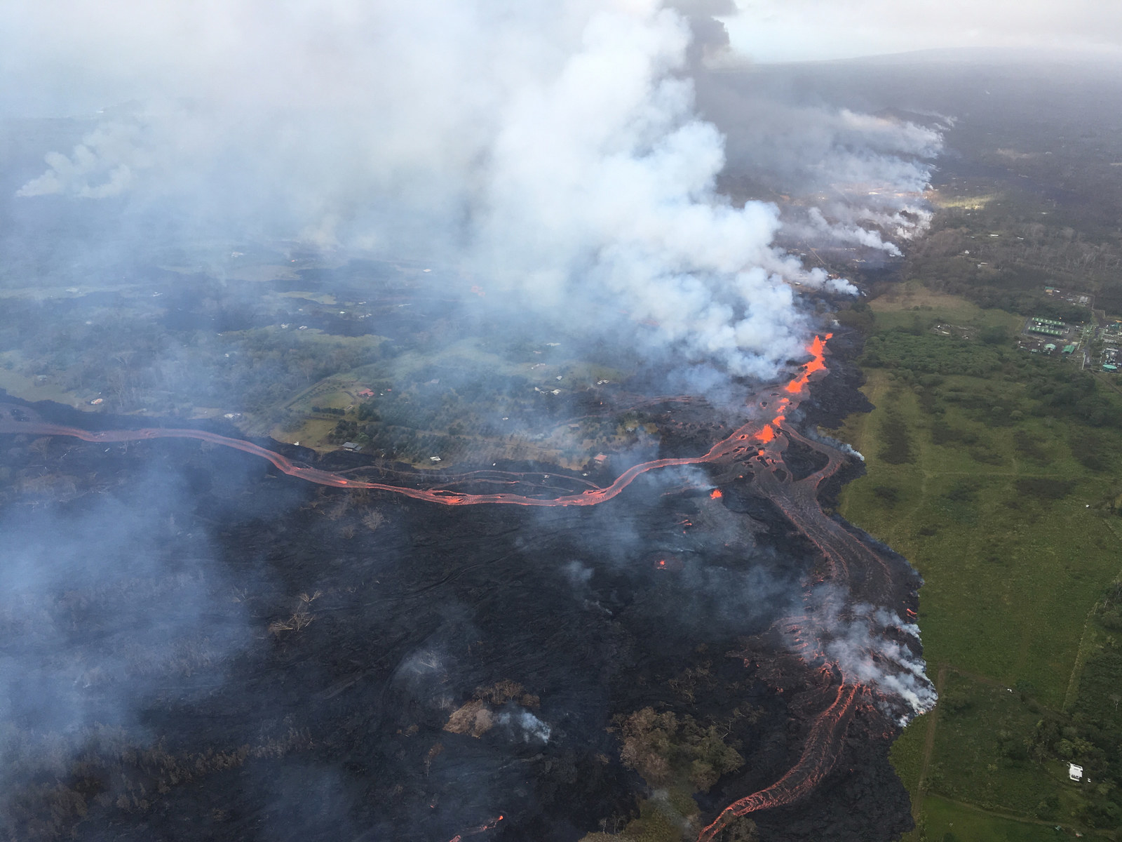 3週間以上続くキラウエア火山の噴火 溶岩は家や森を飲み込み続ける