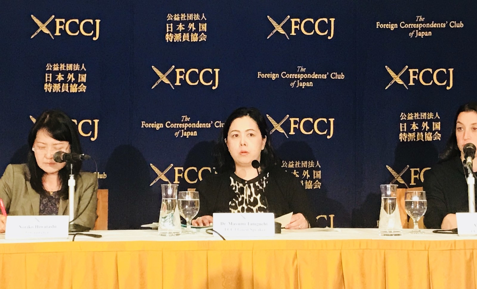 セクハラ調査結果を発表する谷口真由美准教授