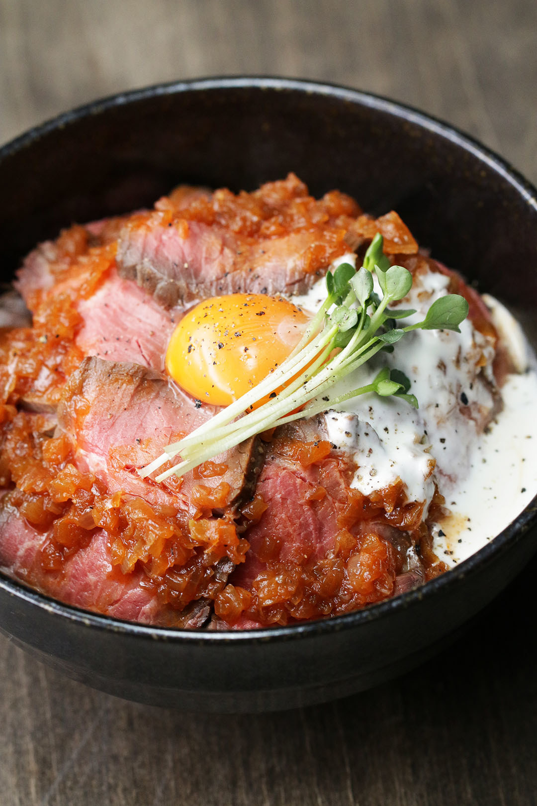 炊飯器でしっとりやわらか ローストビーフ丼