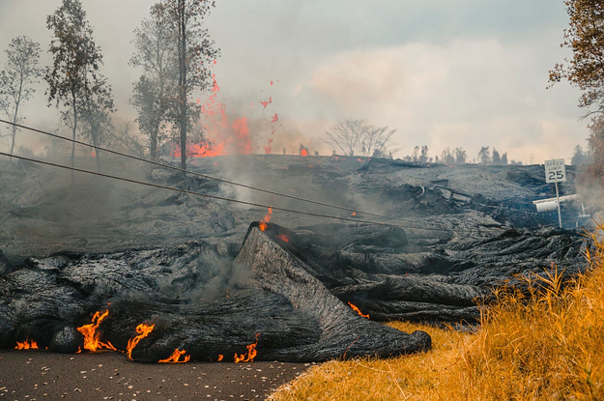 3週間以上続くキラウエア火山の噴火 溶岩は家や森を飲み込み続ける