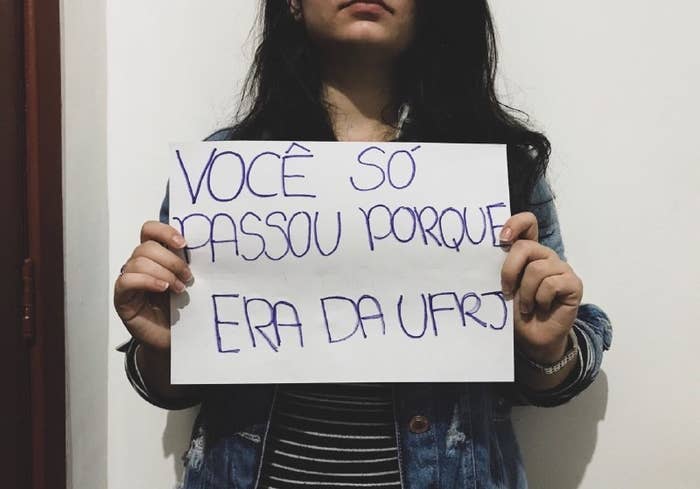 "Contei pra dois amigos que fui fazer uma prova de seleção de estágio na qual era a única menina contra sete rapazes. Quando eu disse que só eu era da UFRJ, um deles disse 'Ah, mas então deixaram você passar só porque era da UFRJ'. Ah tá, com certeza numa prova de seleção o que vale é o currículo e não como eu resolvo as questões.Outra vez mandei um link útil no grupo da turma, mas como sempre, ninguém nem disse se abriu. Aí, depois de uma prova, peguei um colega cochichando pro outro: 'ah, mas o que ajudou muito foi aquele link lá', outro perguntou 'que link?, o primeiro que falou bem baixinho 'aquele que a Thais mandou'. Esse dia me caiu a ficha de que receber a minha ajuda era uma humilhação, então passei a estudar sozinha e ficar na minha". – Thais Luca, estudante de Ciências da Computação