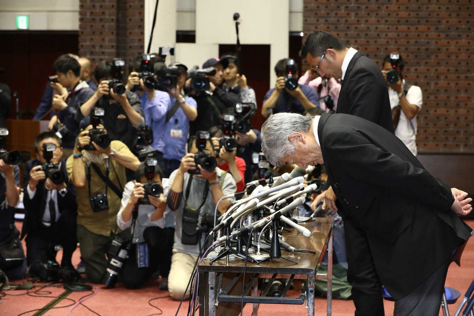 5月23日に緊急会見を開いた日大の内田前監督と井上コーチ