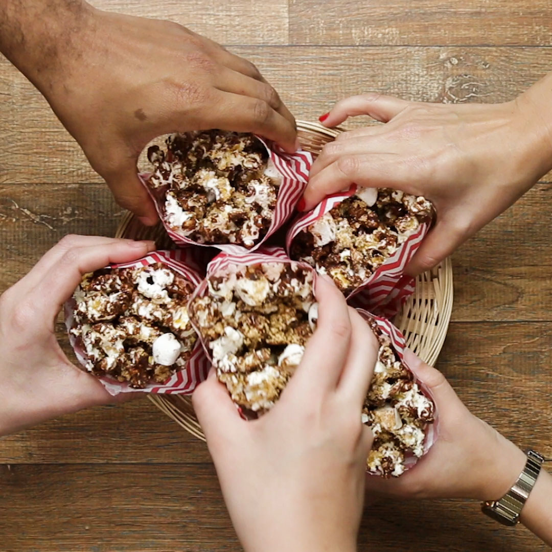 Você vai precisar de:1 pacote (100g) de pipoca6 paçocas150g de chocolate meio amargo derretido½ xícara de marshamallowModo de preparo:1. Misture a paçoca com a pipoca estourada. Adicione o chocolate derretido e misture mais.2. Adicione o marshmallow, misture mais um pouco e sirva.3. Você pode servir em embalagens individuais ou em uma tigela grande para todo mundo!4. Aproveite!