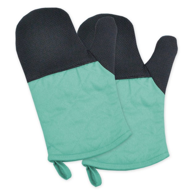 A magnetic oven mitt you can stick to your fridge for safekeeping so it's always ~handy~.