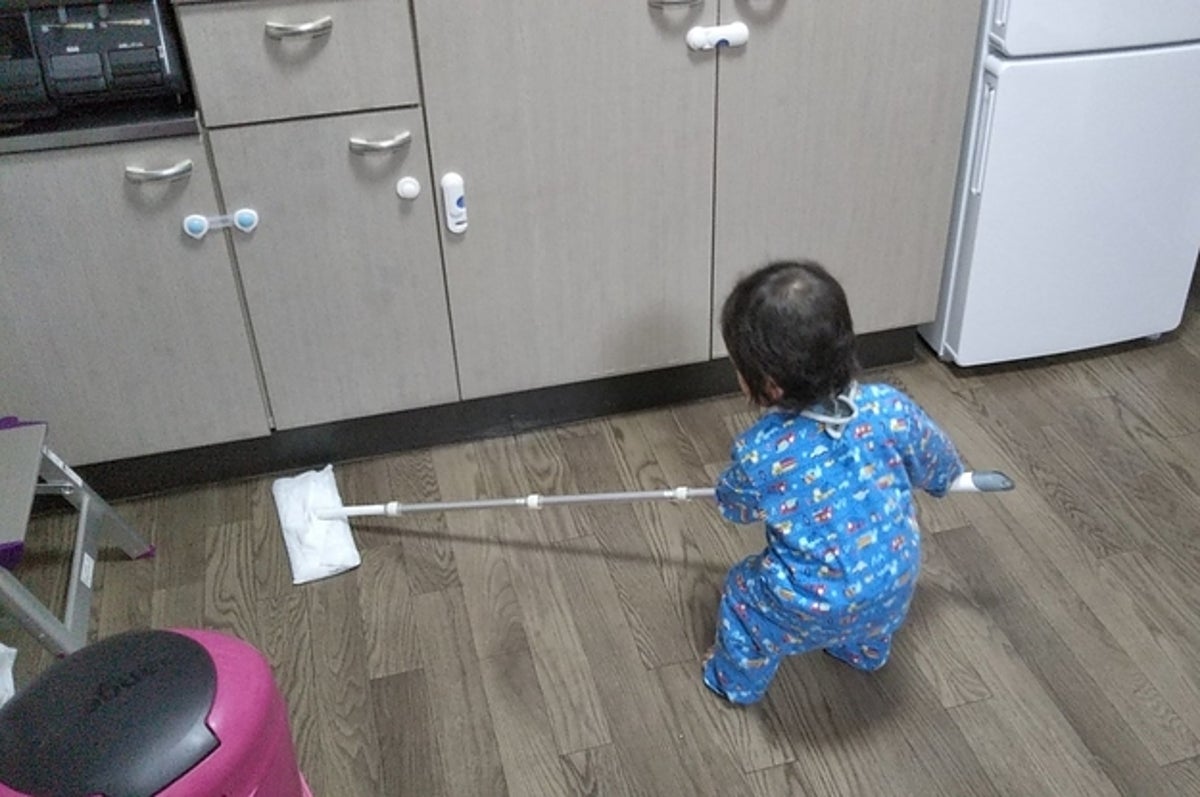 1歳児にクイックルワイパーを持たせてみた結果 将来有望 とネットが騒然 1歳児にクイックルワイパーを持たせてみた結果 将来有望 とネットが騒然