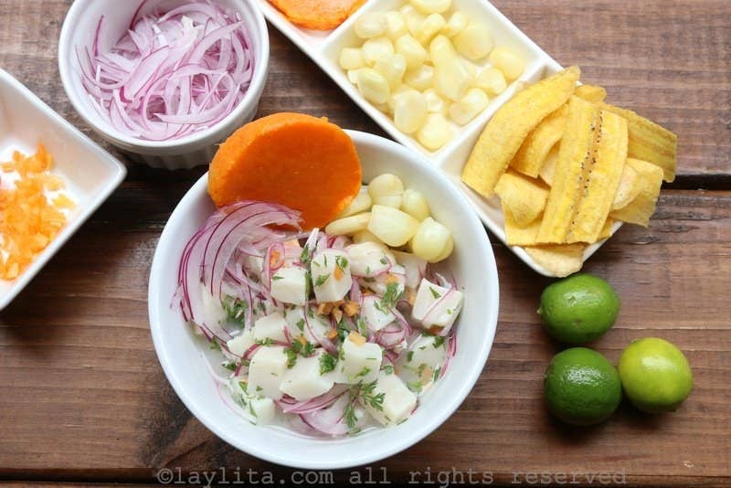 Probablemente has comido ceviche antes, este plato cuyos orÃ­genes se remontan a la Ã©poca del imperio Inca. Sin embargo, aprender a preparar en casa la autÃ©ntica receta peruana le darÃ¡ un giro de alegrÃ­a a tus dÃ­as. Â¿QuÃ© tiene de diferente la versiÃ³n peruana de este plato? AdemÃ¡s de la frescura del pescado preparado con limÃ³n, lleva cebollas rojas y ajÃ­es. Recuerda que se debe servir con choclo y camote. Ok, no esperes mÃ¡s y visita el blog de Laylita para tener los detalles.