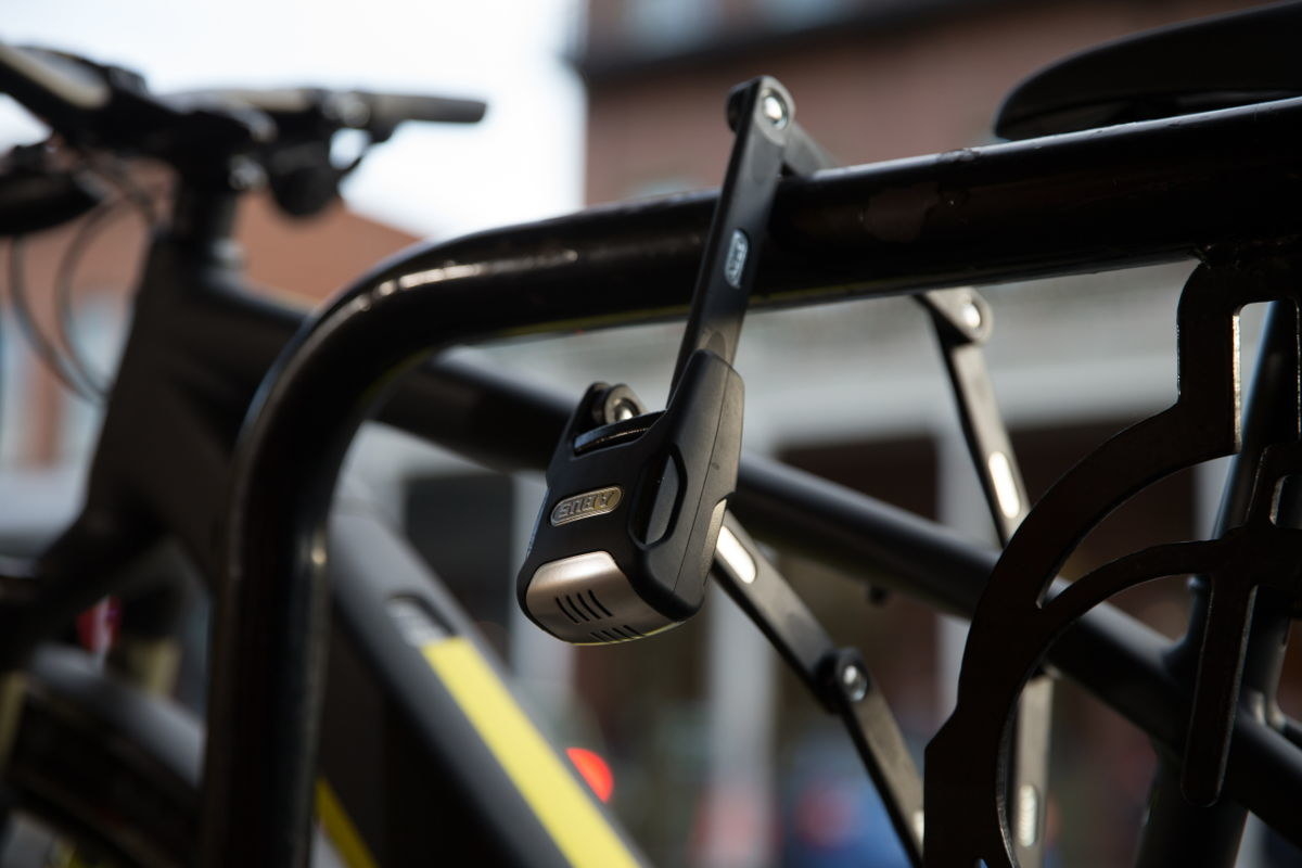 With the Bordo Alarm, ABUS is bringing the world’s first alarmed folding bike lock into the market. With well-tested electronics, this alarm provide a precise 3D movement sensor that triggers a 100-decibel alarm should an attack be attempted and thus deters thieves.