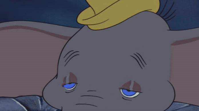El Ratón Timothy le sugirió a Dumbo que bebiera un poco de agua. Dumbo, pensando que es agua, comienza a llenar su trompa de cerveza. Procede a beber la cerveza a través de la trompa. Los verdaderos elefantes absorben agua con la trompa, pero luego usan la trompa para rociar el agua hacia la boca. Los elefantes no pueden beber líquidos a través de la trompa como lo hizo Dumbo. El equivalente humano de esa escena sería que intentase beber sumergiendo la nariz en una taza y respirando. No hagas eso.