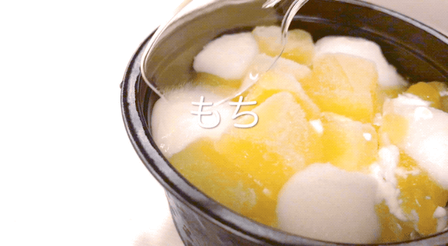 ジューシーなマンゴー果肉とモチモチ食感が意外なほどよく合うんです!和素材とフルーツの一体感を出すため、おもちにはマンゴーとよく合うオレンジリキュールが使われています。