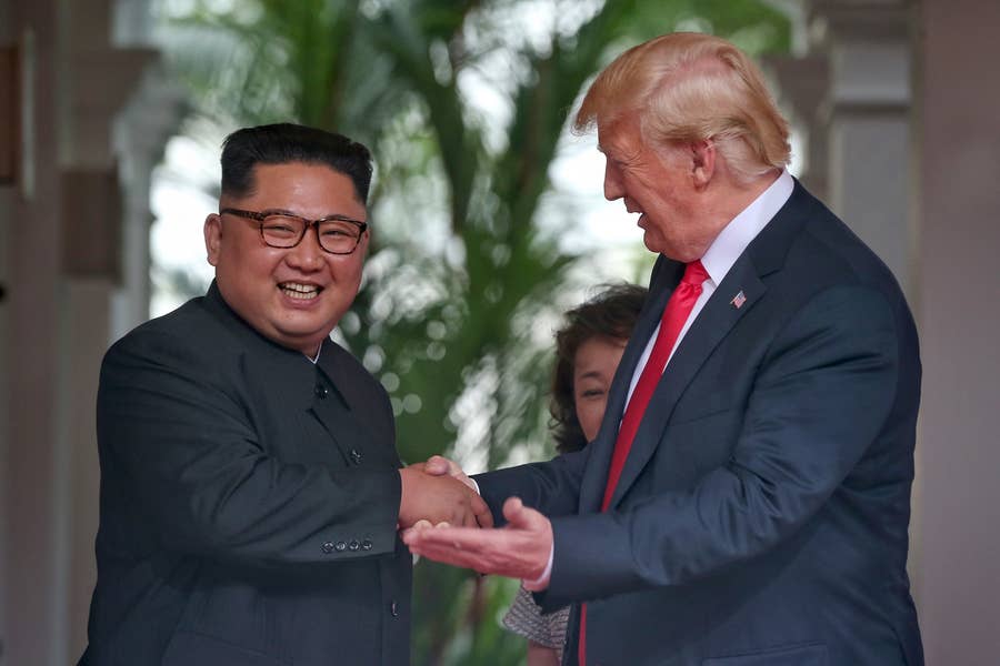 トランプ大統領と金委員長の握手は 紳士的 安倍首相やマクロン大統領の時と比べると