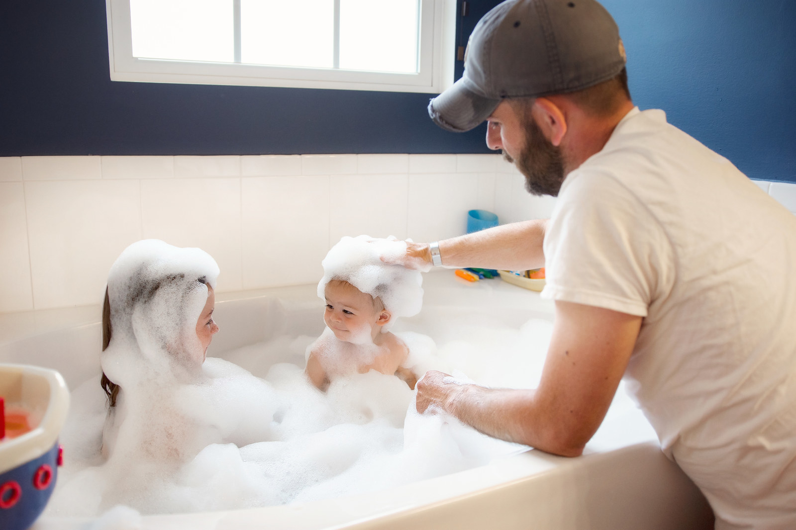 Невероятный отец. Bath папа. Kids Bath with father. Father Bathtime. Father son Bath.