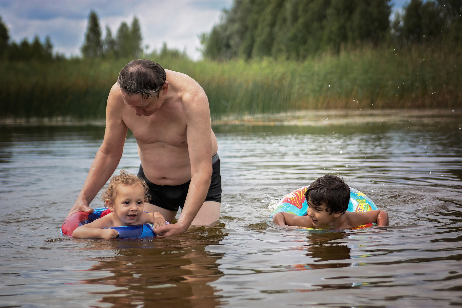 Отец разных. Фотографии разных отцов. Какой бывает папа. Картинки с разными папами. Трогательные фото семьи в Волге.