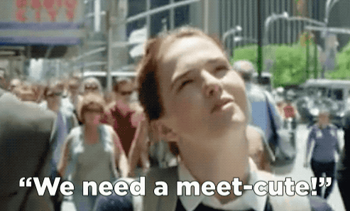 A forma com a qual o filme se inclina em direção a eles e, às vezes, os subverte, é incrível. (Sem revelar nada, a reviravolta no momento clichê de corrida até o aeroporto é uma das minhas partes favoritas.)