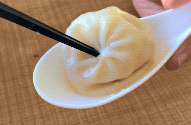 見て見て! 薄い皮の中には、熱々のスープがたっぷり!フカヒレの旨味が溢れ出して、口の中が天国になります🙏