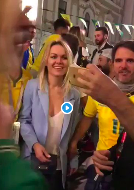 A gente prefere não divulgar o vídeo. Nele, torcedores brasileiros cercam uma moça, que não entende uma palavra do que eles estão dizendo. Eles se aproveitam disso para fazer ofensas sexistas e incentivam ela a repetir as palavras.