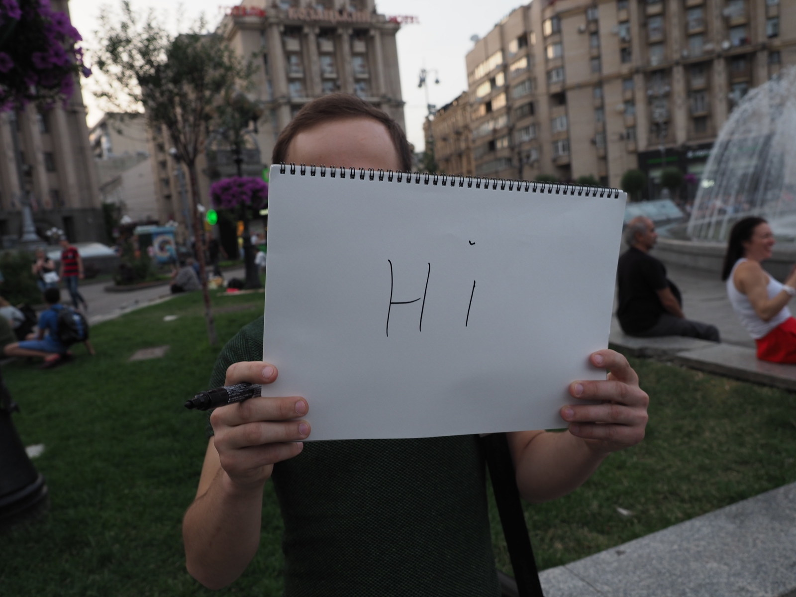 サッカーをプレイするのは好きだが、ワールドカップは「見る時間がないから、見ない」という。ボードにウクライナ語の「ノー」にあたる「（Нi）ニー」と書いてくれた。