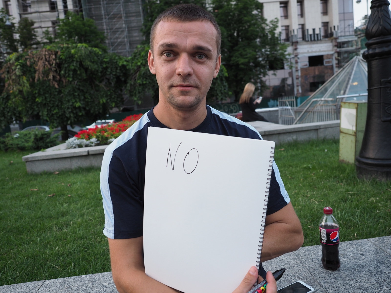 キエフでは5月26日、欧州チャンピオンズリーグ決勝のレアル・マドリード対リバプール戦が行われた。アンドレイさんはサッカーファン。レアルが3−1でリバプールを下した試合にスタジアムまでは行かなかったものの、テレビでレアルを応援しつつ見入ったという。では、W杯は？「忙しくて観戦する時間がないよ」といい、英語で「NO」と書いた。仕事で忙しいんですか？「うん。仕事とか、いろいろあってね」