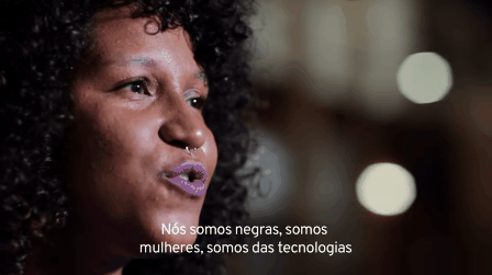 "O Olabi quer democratizar o acesso à tecnologia" diz Gabi Agustini, uma das três fundadoras do projeto, que dá, sim, muitos cursos e workshops mas é muito mais do que uma escola. "É um espaço de educação. A gente pensa em diversidade num sentido bem amplo, não só de gênero, mas de raça e também na junção de pessoas diferentes produzindo produtos tecnológicos". A ideia então é juntas disciplinas diferentes, engenheiros, artistas, cientistas e desenhar métodos de ensino, oficinas, palestras e muito mais. O carro-chefe é a iniciativa PretaLab que é justamente por mais mulheres negras na tecnologia. O Olabi fica no Rio, mas a Gab recomenda ficar de olho na página do Facebook para saber tudo o que está rolando, seja na sede, como online ou em outros lugares do Brasil. "Se apropriar do seu espaço na tecnologia é aumentar o seu poder de decisão na sociedade" diz Gabi.