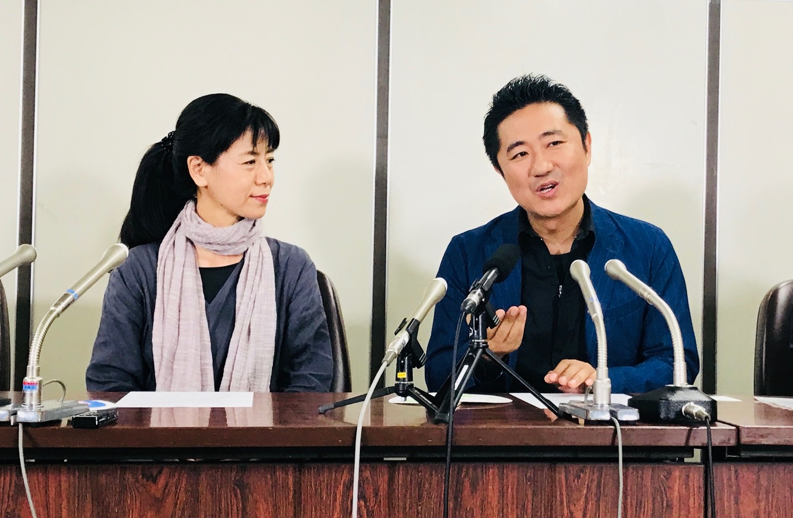 柏木規与子さん(左)と想田和弘さん夫妻