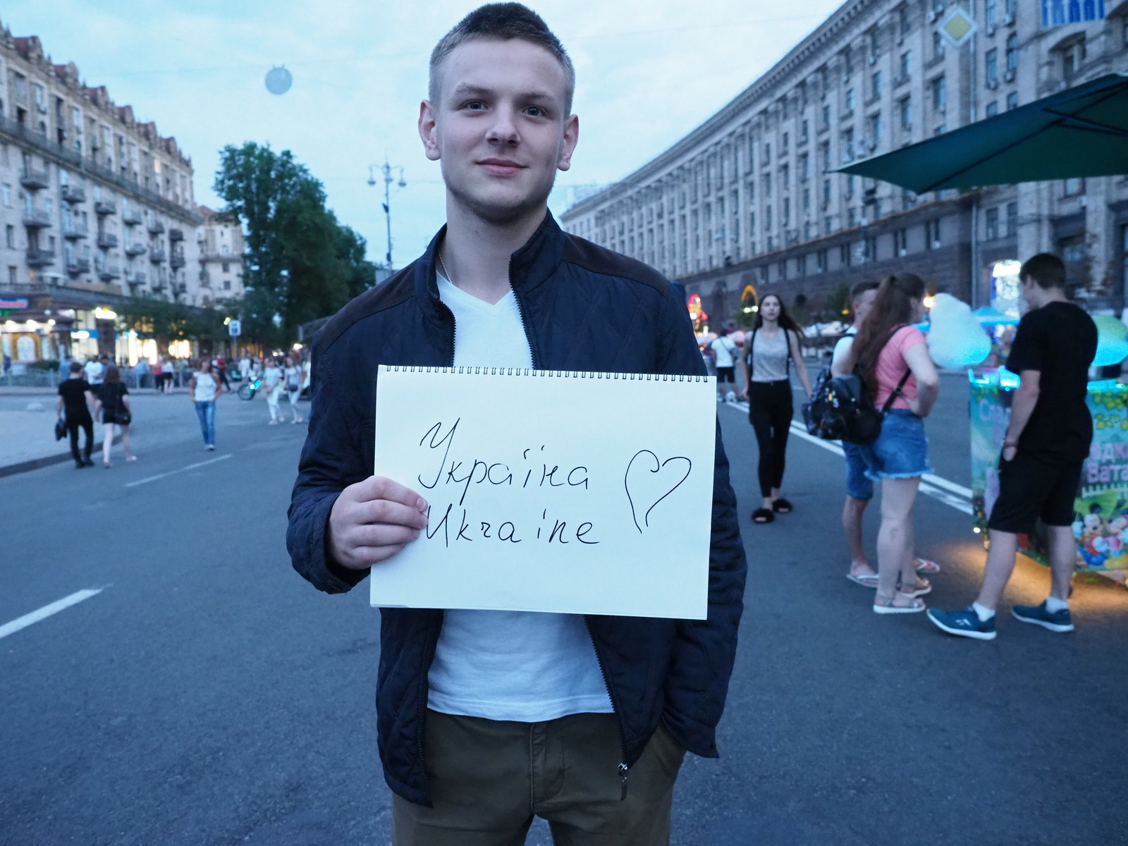 ミシャさんは「国と国との関係に問題があるし、僕も忙しい。だからW杯は試合は見ない。スコアだけチェックしている」と語った。「国と国の関係とは、ロシアとウクライナのこと？」と尋ねると「政治の話は止めよう。ウクライナは今回、W杯に出場していないけど、僕はいつもウクライナを応援している」と話し、ボードに「ウクライナ♡」と書いた。なお、ウクライナは2006年のドイツW杯に初出場し、ACミランでイタリア得点王となったエースFWシェフチェンコらの活躍でベスト8入りしている。シェフチェンコを生んだキエフの地元クラブ、ディナモ・キエフはUEFAクラブランキングで23位を占める、欧州でも有数の強豪だ。なお、22位はチャンピオンズリーグ準優勝のリバプールだ。