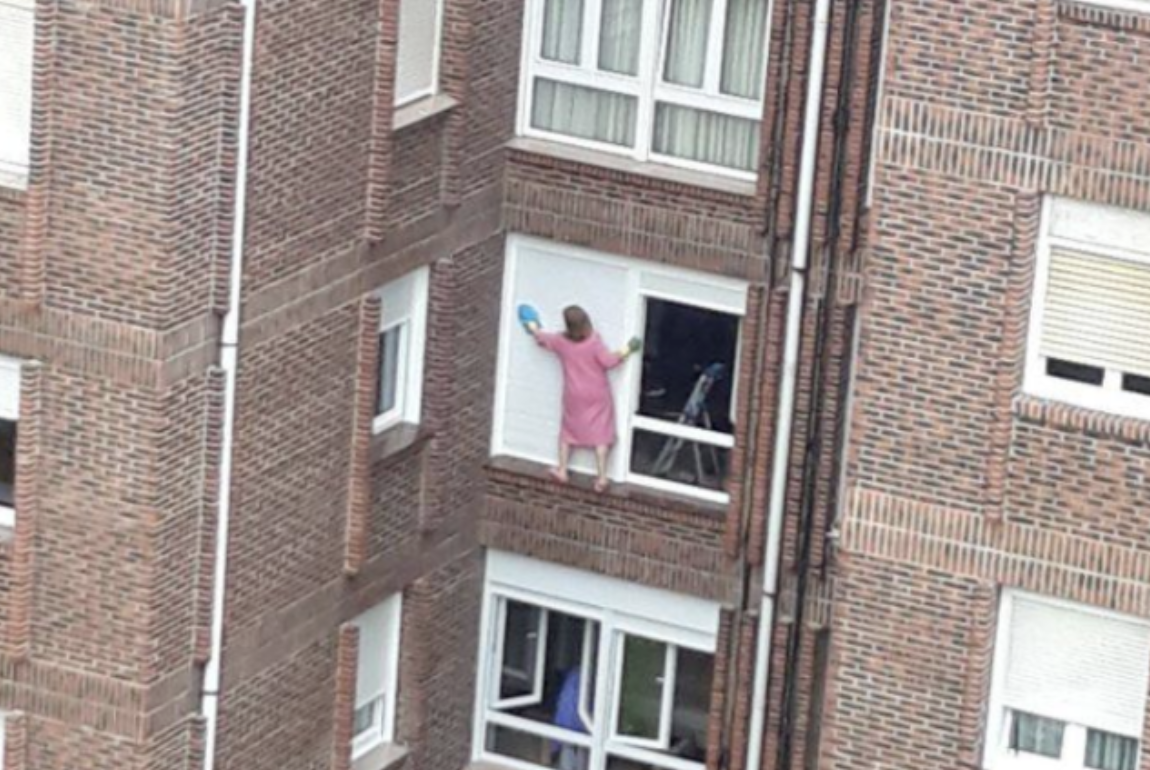 Бабушка моет окна. Бабушка моет окно снаружи. Человек моет окно снаружи. Мытье окон на высоте прикол.