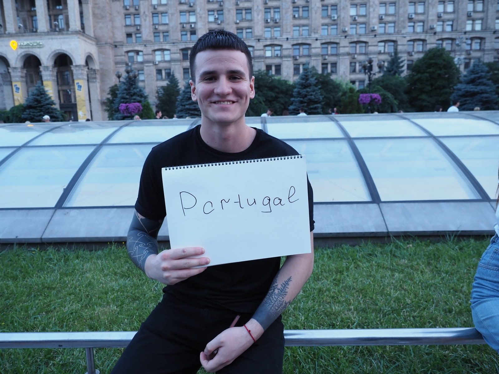 ロシアに対する反感と、自国に対するナショナリズムが高まるなか、サッカー好きの人たちが、人前でW杯を見ていると公言できない空気ができているのだ。ただし、全員が「見ない」と答えたわけではない。恋人と談笑していたアレクセイさん（25）は「ポルトガルを応援する」と言った。「ポルトガルとスペインの試合を見ただろう？クリスチャーノ・ロナウドのハットトリックはすごかった。あんな選手は、ほかにはいないよ」