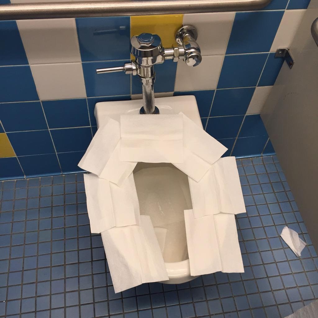 潔癖症vs公衆トイレの壮絶な戦いをご覧ください。