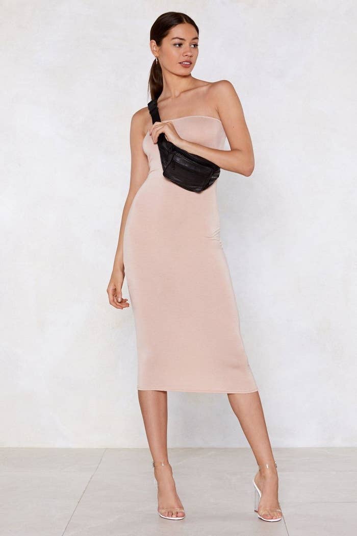 35 Amazingly Gorgeous And Cheap Dresses To Wear To An Outdoor Wedding