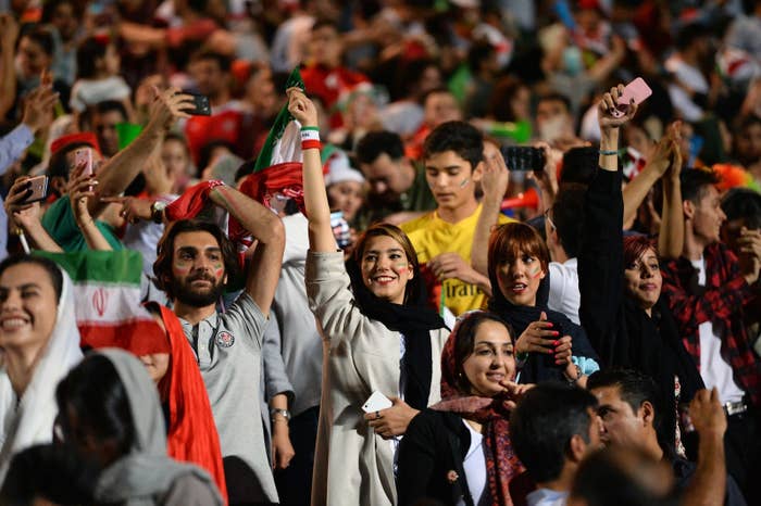 ついにスタジアムの扉が開いた。イランで約40年ぶりに男女が一緒にサッカー観戦