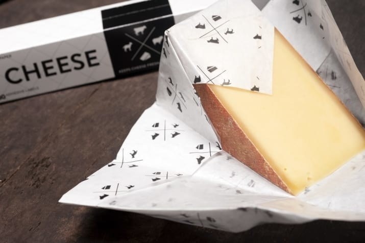 纸缠绕在一块有硬奶酪