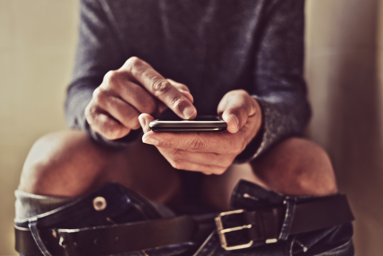 ¿Has notado últimamente que ha aparecido acné en tu rostro? Podría ser culpa de tu celular. Resulta que este aparato que te acompaña a todos lados -incluyendo tus comidas, tu cama y tus visitas al baño- tiende a recolectar 10 veces más bacterias que un inodoro.La solución: no llevarlo al baño, mantener tus manos limpias y desinfectarlo regularmente con una toalla de microfibra y un poquito de alcohol.