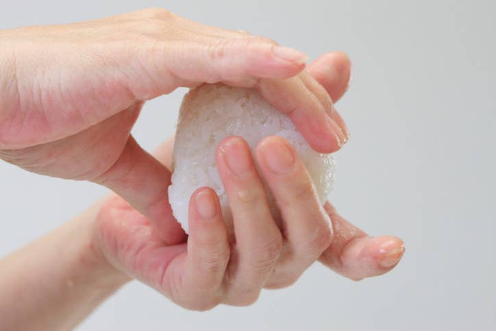 おにぎり食中毒の黒幕 黄色ブドウ球菌 について専門家に詳しく教えてもらいました