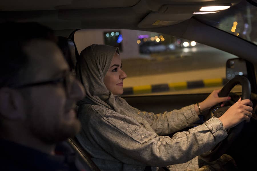 世界には 女性が車を運転することを禁じた国があった この日までは