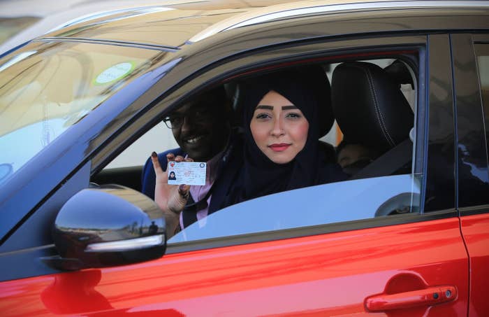 世界には 女性が車を運転することを禁じた国があった この日までは 世界には 女性が車を運転することを禁じた国があった この日までは