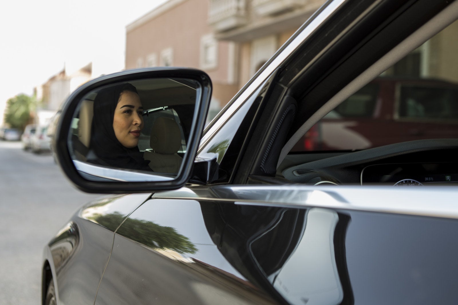 世界には 女性が車を運転することを禁じた国があった この日までは