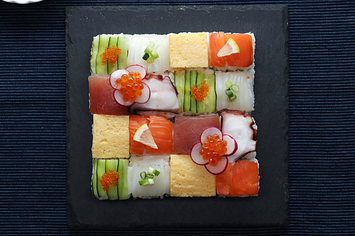 Nossos amigos do Tasty Japan ensinaram a fazer um lindo mosaico de sushi